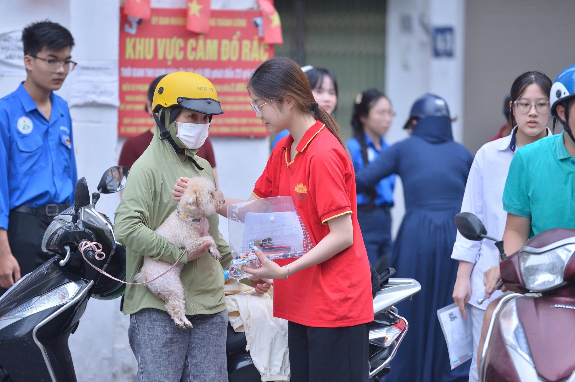 Người cha l&agrave;m &ldquo;đ&ocirc;i ch&acirc;n&rdquo; đưa con đến ph&ograve;ng thi tốt nghiệp THPT 2026 - Ảnh 6.