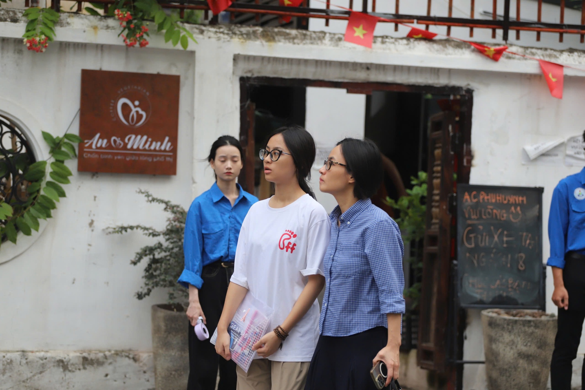 Người cha l&agrave;m &ldquo;đ&ocirc;i ch&acirc;n&rdquo; đưa con đến ph&ograve;ng thi tốt nghiệp THPT 2026 - Ảnh 7.