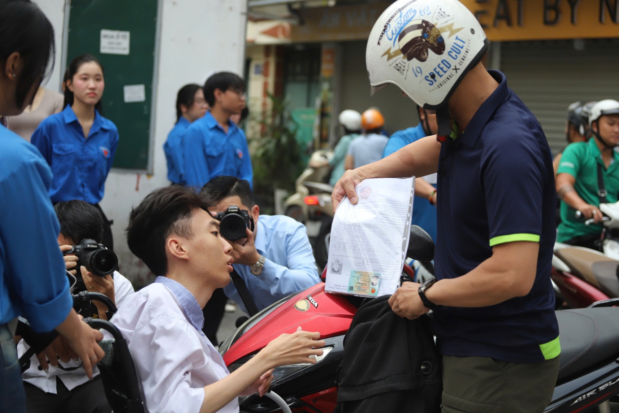 Người cha l&agrave;m &ldquo;đ&ocirc;i ch&acirc;n&rdquo; đưa con đến ph&ograve;ng thi tốt nghiệp THPT 2026 - Ảnh 5.