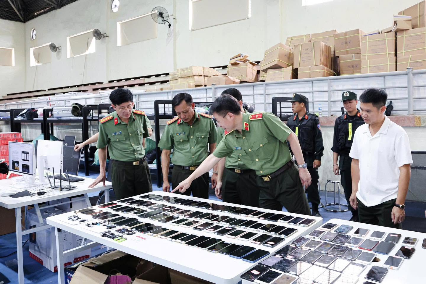 Đột k&iacute;ch Trung t&acirc;m lừa đảo quy m&ocirc; 'khủng' ngay tại Việt Nam, bắt khẩn cấp Trần Thị Thu Hường v&agrave; 4 người - Ảnh 8.