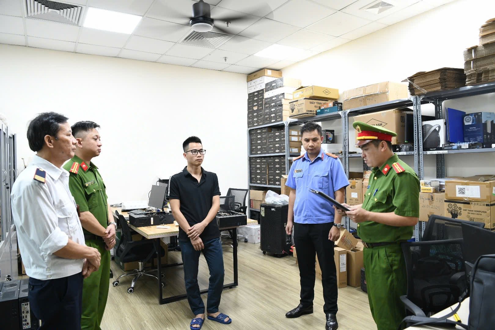 Lệnh kh&aacute;m x&eacute;t khẩn cấp nơi ở, nơi l&agrave;m việc của hai Gi&aacute;m đốc Nguyễn Thị Thanh Huyền v&agrave; Khuất Tiến Minh- Ảnh 2.