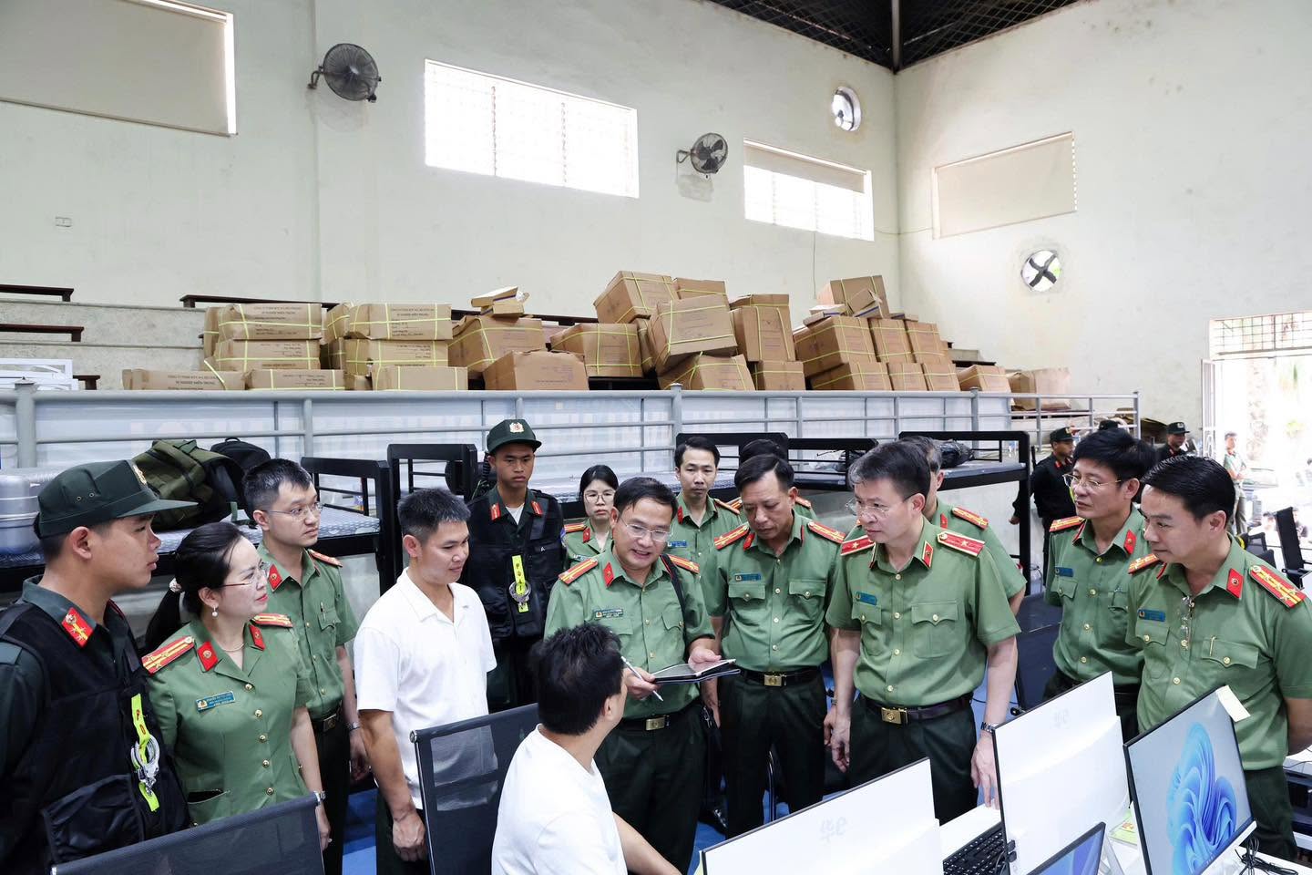 Đột k&iacute;ch Trung t&acirc;m lừa đảo quy m&ocirc; 'khủng' ngay tại Việt Nam, bắt khẩn cấp Trần Thị Thu Hường v&agrave; 4 người - Ảnh 4.
