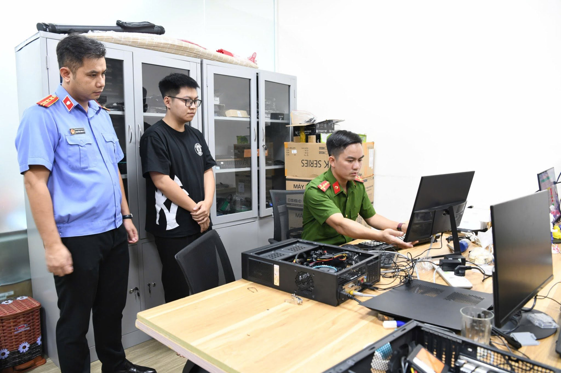 Lệnh kh&aacute;m x&eacute;t khẩn cấp nơi ở, nơi l&agrave;m việc của hai Gi&aacute;m đốc Nguyễn Thị Thanh Huyền v&agrave; Khuất Tiến Minh- Ảnh 3.
