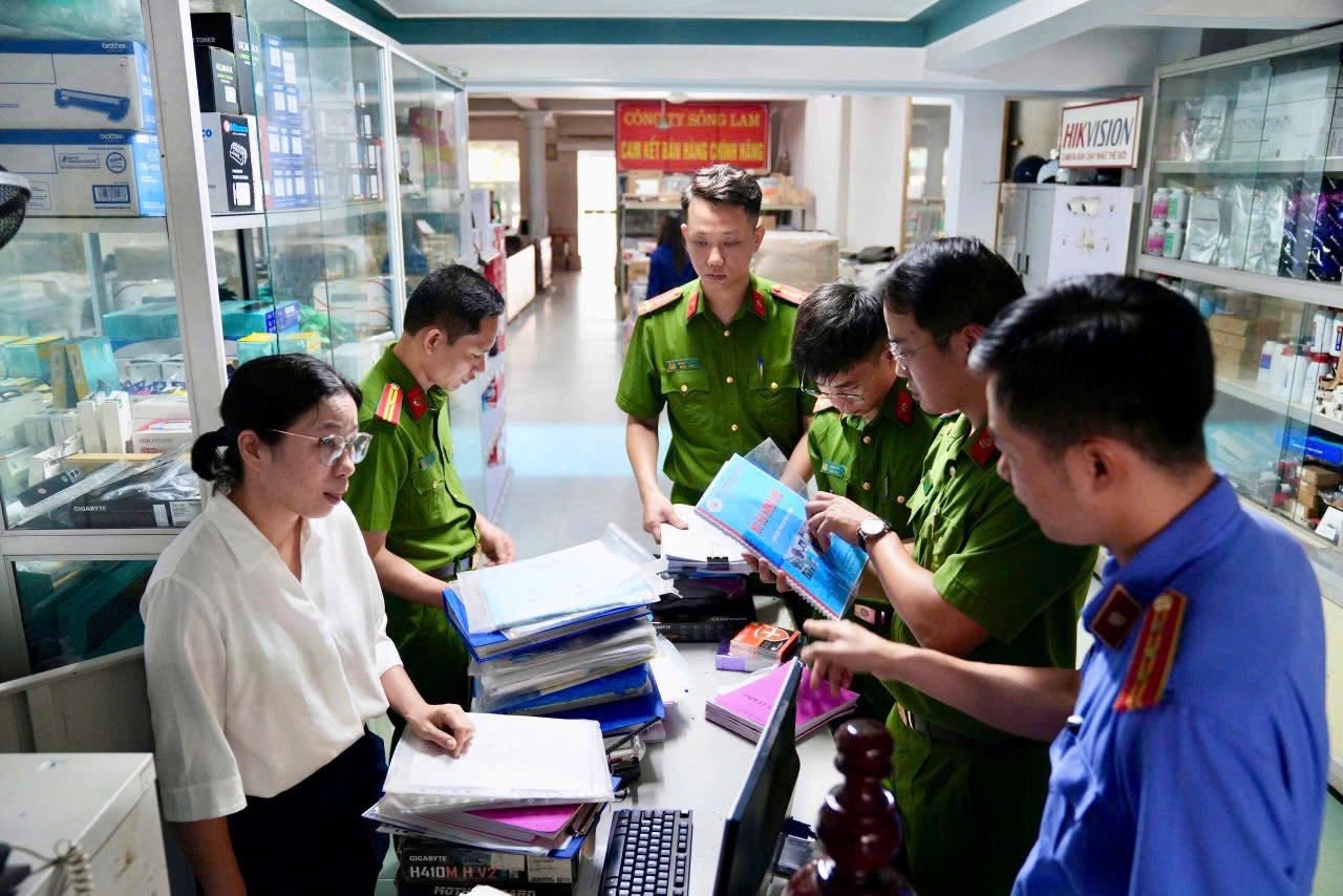 Cận cảnh kh&aacute;m x&eacute;t khẩn cấp 5 địa điểm trong vụ &aacute;n x&acirc;m phạm bản quyền m&aacute;y t&iacute;nh đầu ti&ecirc;n ở Việt Nam - Ảnh 3.