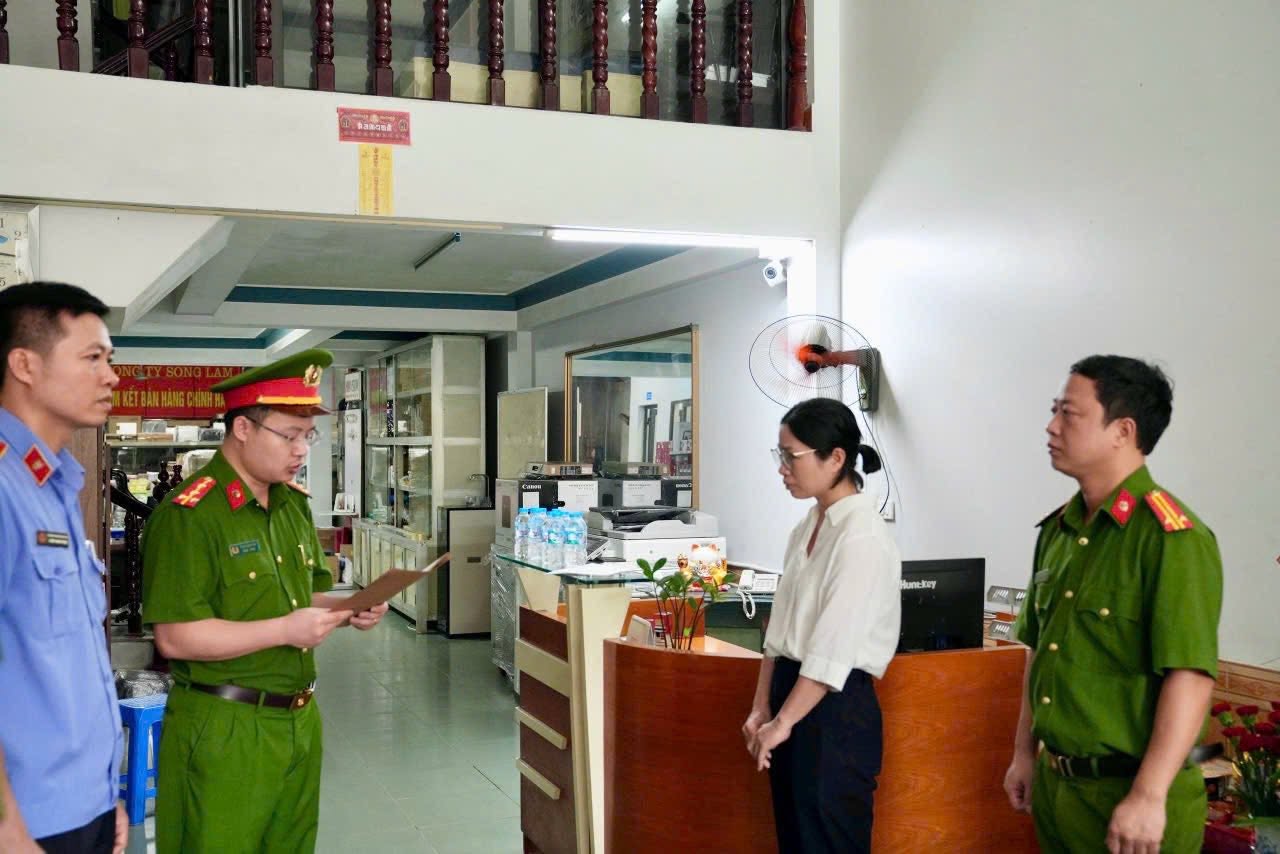 Cận cảnh kh&aacute;m x&eacute;t khẩn cấp 5 địa điểm trong vụ &aacute;n x&acirc;m phạm bản quyền m&aacute;y t&iacute;nh đầu ti&ecirc;n ở Việt Nam - Ảnh 1.