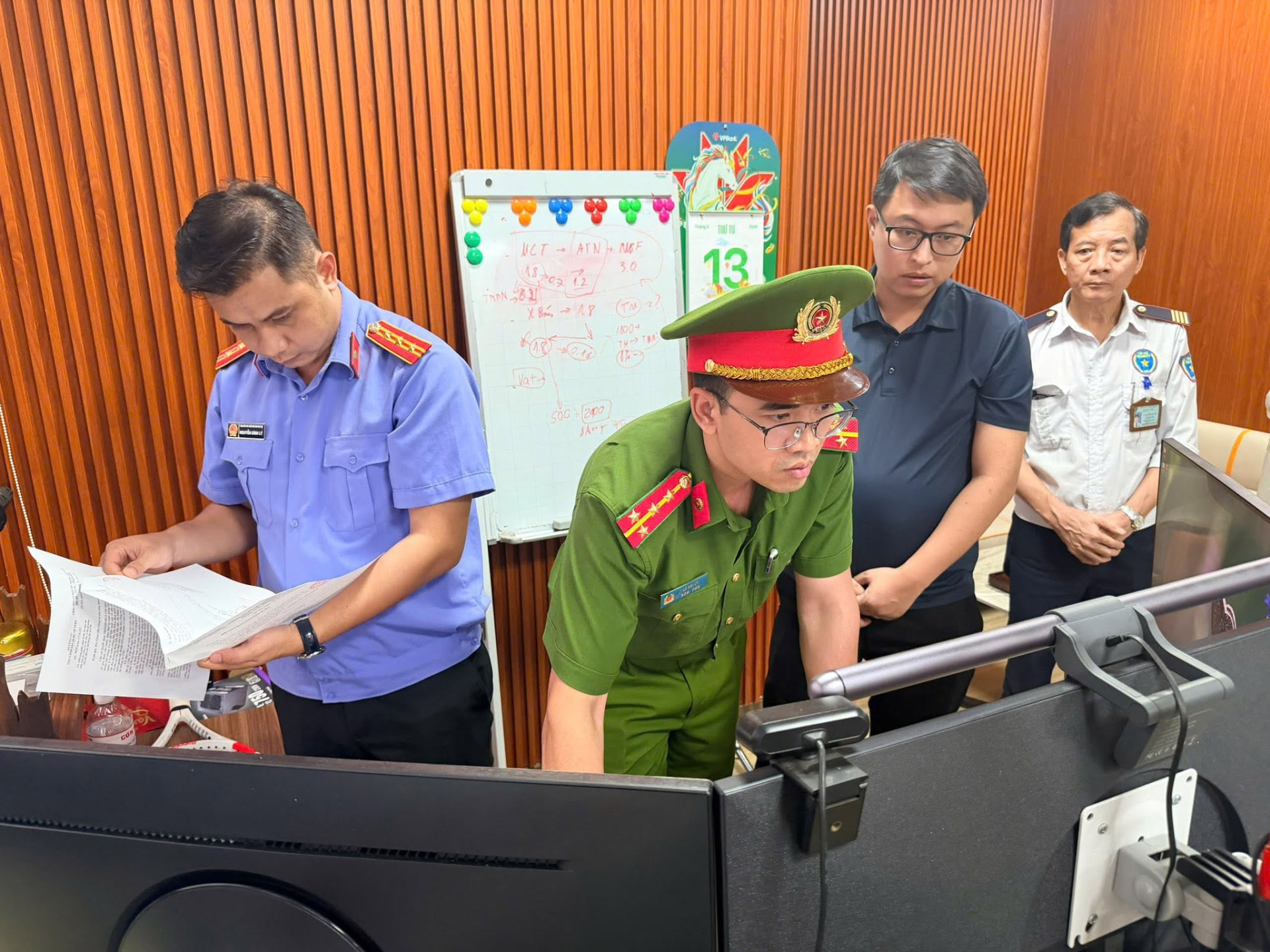 Lệnh kh&aacute;m x&eacute;t khẩn cấp nơi ở, nơi l&agrave;m việc của hai Gi&aacute;m đốc Nguyễn Thị Thanh Huyền v&agrave; Khuất Tiến Minh- Ảnh 4.