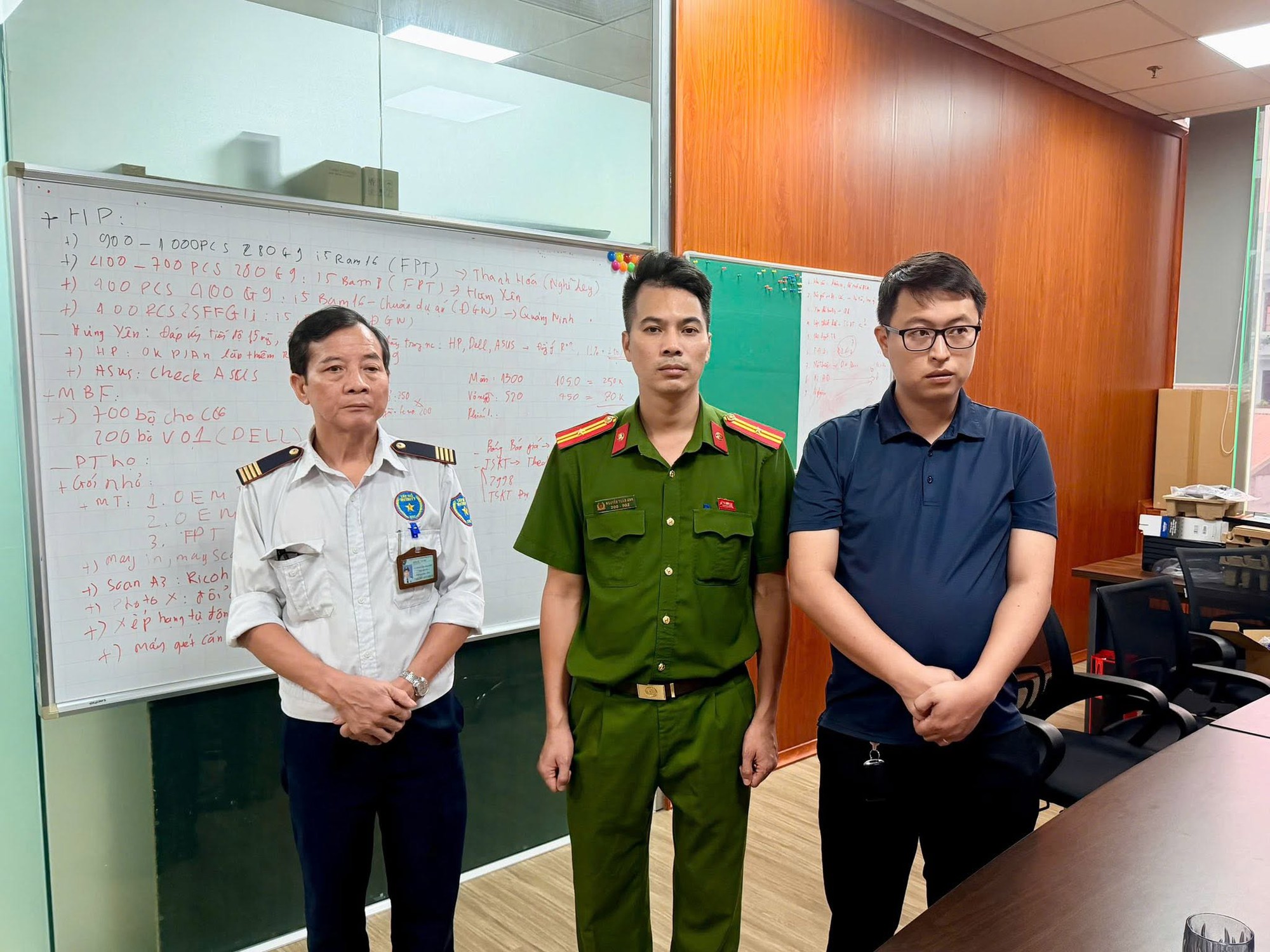Cận cảnh kh&aacute;m x&eacute;t khẩn cấp 5 địa điểm trong vụ &aacute;n x&acirc;m phạm bản quyền m&aacute;y t&iacute;nh đầu ti&ecirc;n ở Việt Nam - Ảnh 12.
