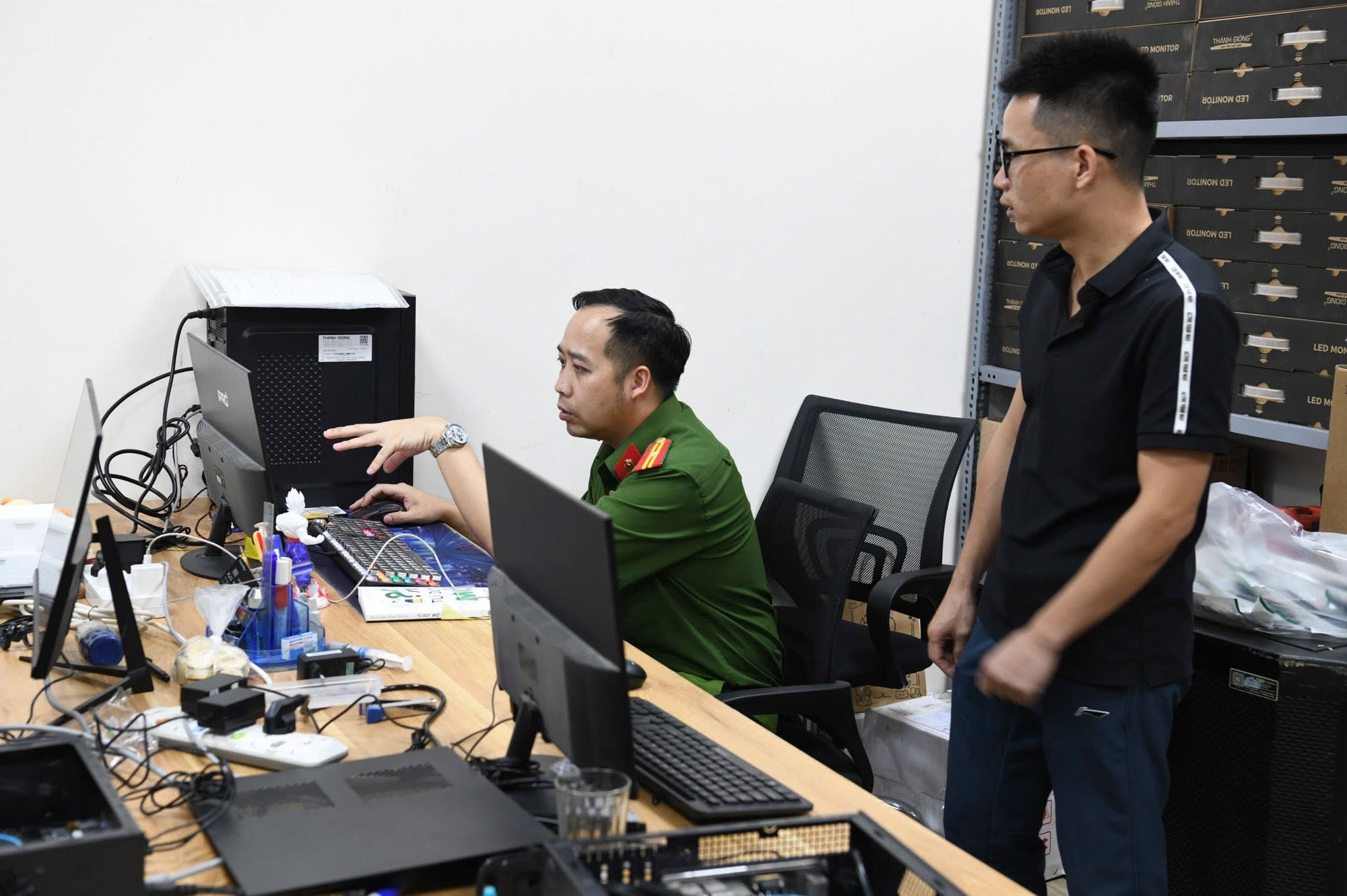 Cận cảnh kh&aacute;m x&eacute;t khẩn cấp 5 địa điểm trong vụ &aacute;n x&acirc;m phạm bản quyền m&aacute;y t&iacute;nh đầu ti&ecirc;n ở Việt Nam - Ảnh 5.