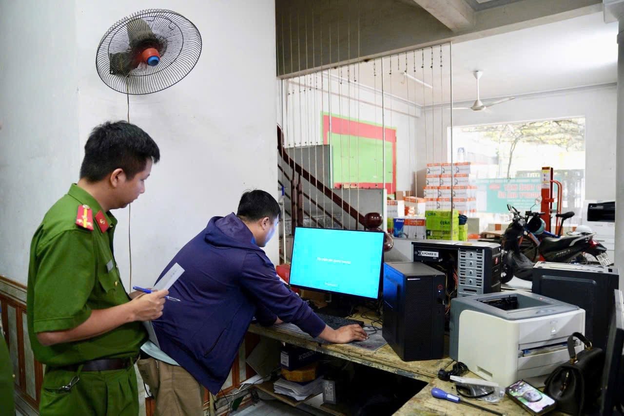 Cận cảnh kh&aacute;m x&eacute;t khẩn cấp 5 địa điểm trong vụ &aacute;n x&acirc;m phạm bản quyền m&aacute;y t&iacute;nh đầu ti&ecirc;n ở Việt Nam - Ảnh 14.