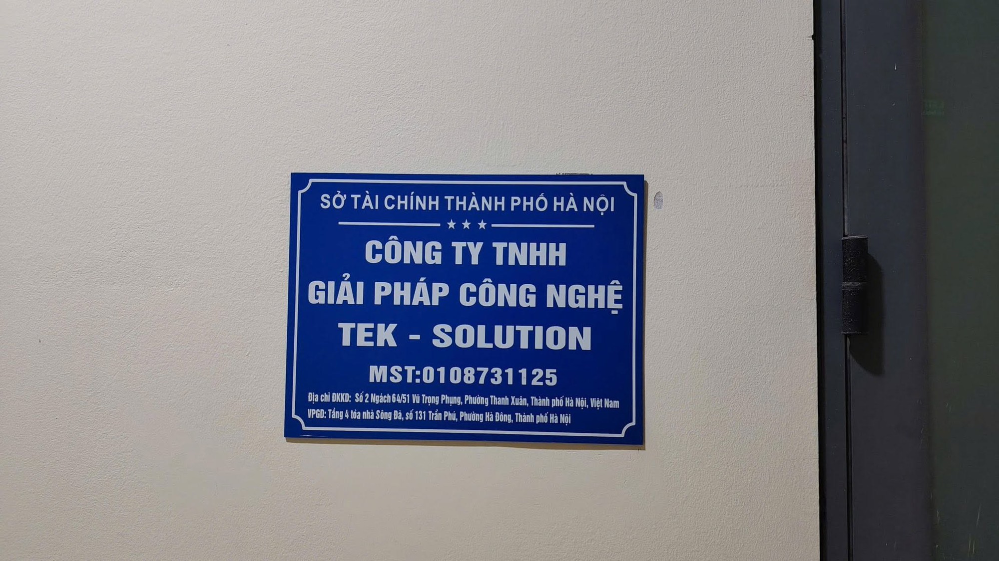 Cận cảnh kh&aacute;m x&eacute;t khẩn cấp 5 địa điểm trong vụ &aacute;n x&acirc;m phạm bản quyền m&aacute;y t&iacute;nh đầu ti&ecirc;n ở Việt Nam - Ảnh 11.