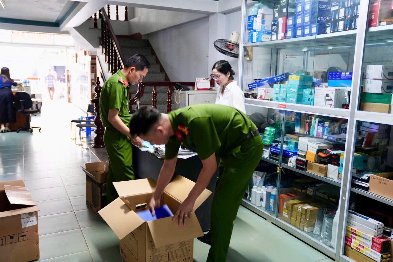 Cận cảnh kh&aacute;m x&eacute;t khẩn cấp 5 địa điểm trong vụ &aacute;n x&acirc;m phạm bản quyền m&aacute;y t&iacute;nh đầu ti&ecirc;n ở Việt Nam - Ảnh 4.