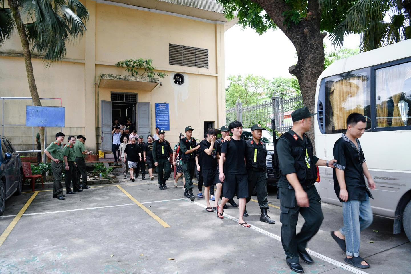 Đột k&iacute;ch Trung t&acirc;m lừa đảo quy m&ocirc; 'khủng' ngay tại Việt Nam, bắt khẩn cấp Trần Thị Thu Hường v&agrave; 4 người - Ảnh 12.