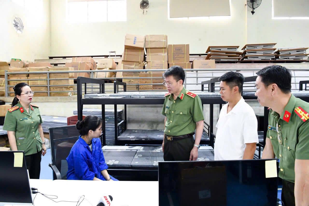 Đột k&iacute;ch Trung t&acirc;m lừa đảo quy m&ocirc; 'khủng' ngay tại Việt Nam, bắt khẩn cấp Trần Thị Thu Hường v&agrave; 4 người - Ảnh 7.