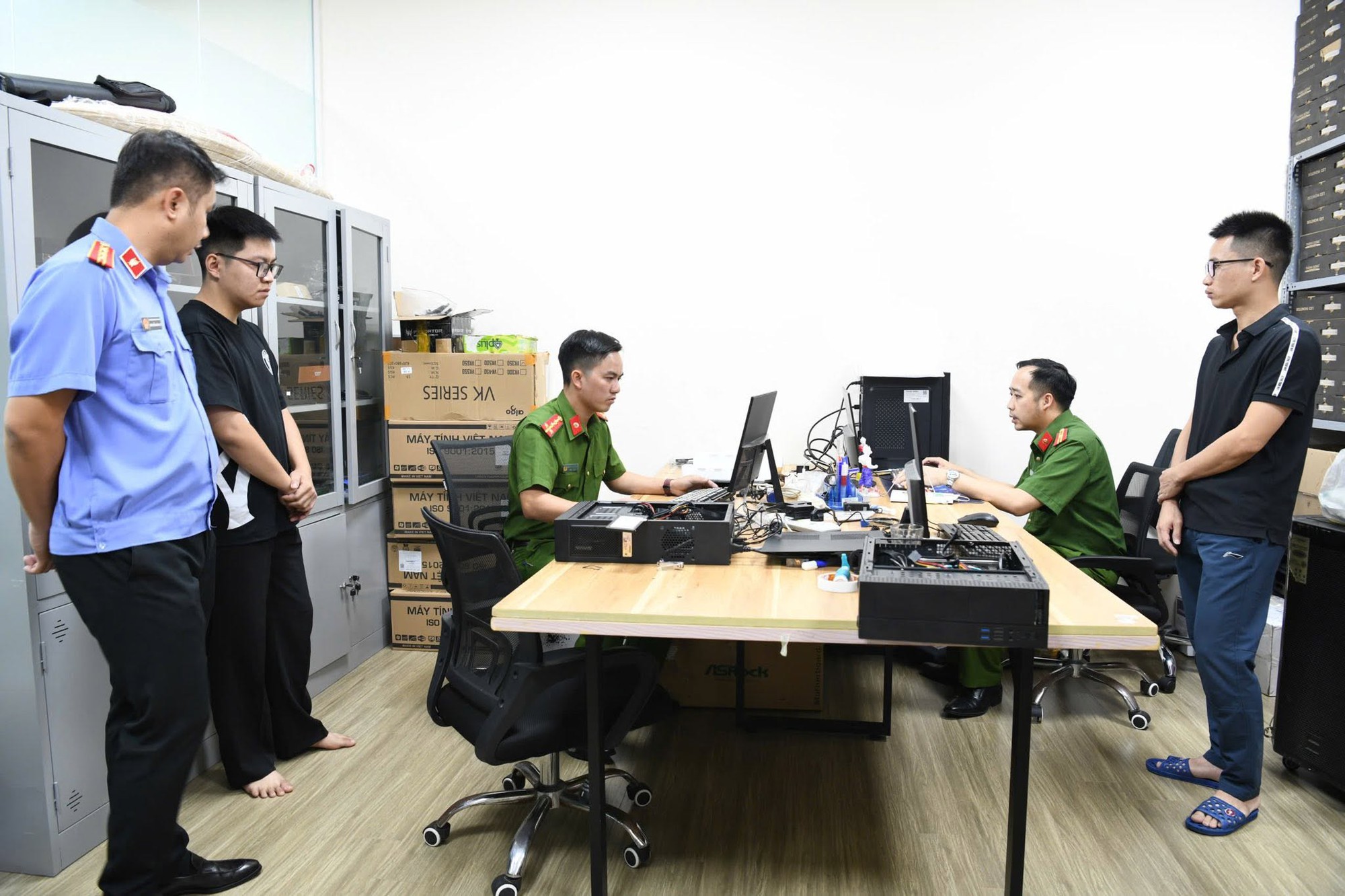 Cận cảnh kh&aacute;m x&eacute;t khẩn cấp 5 địa điểm trong vụ &aacute;n x&acirc;m phạm bản quyền m&aacute;y t&iacute;nh đầu ti&ecirc;n ở Việt Nam - Ảnh 6.