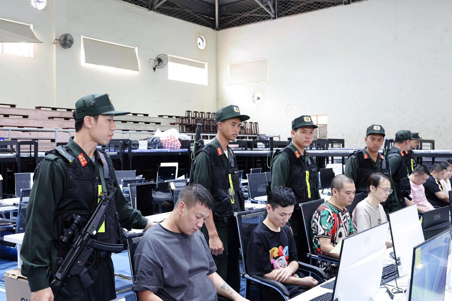 Đột k&iacute;ch Trung t&acirc;m lừa đảo quy m&ocirc; 'khủng' ngay tại Việt Nam, bắt khẩn cấp Trần Thị Thu Hường v&agrave; 4 người - Ảnh 9.