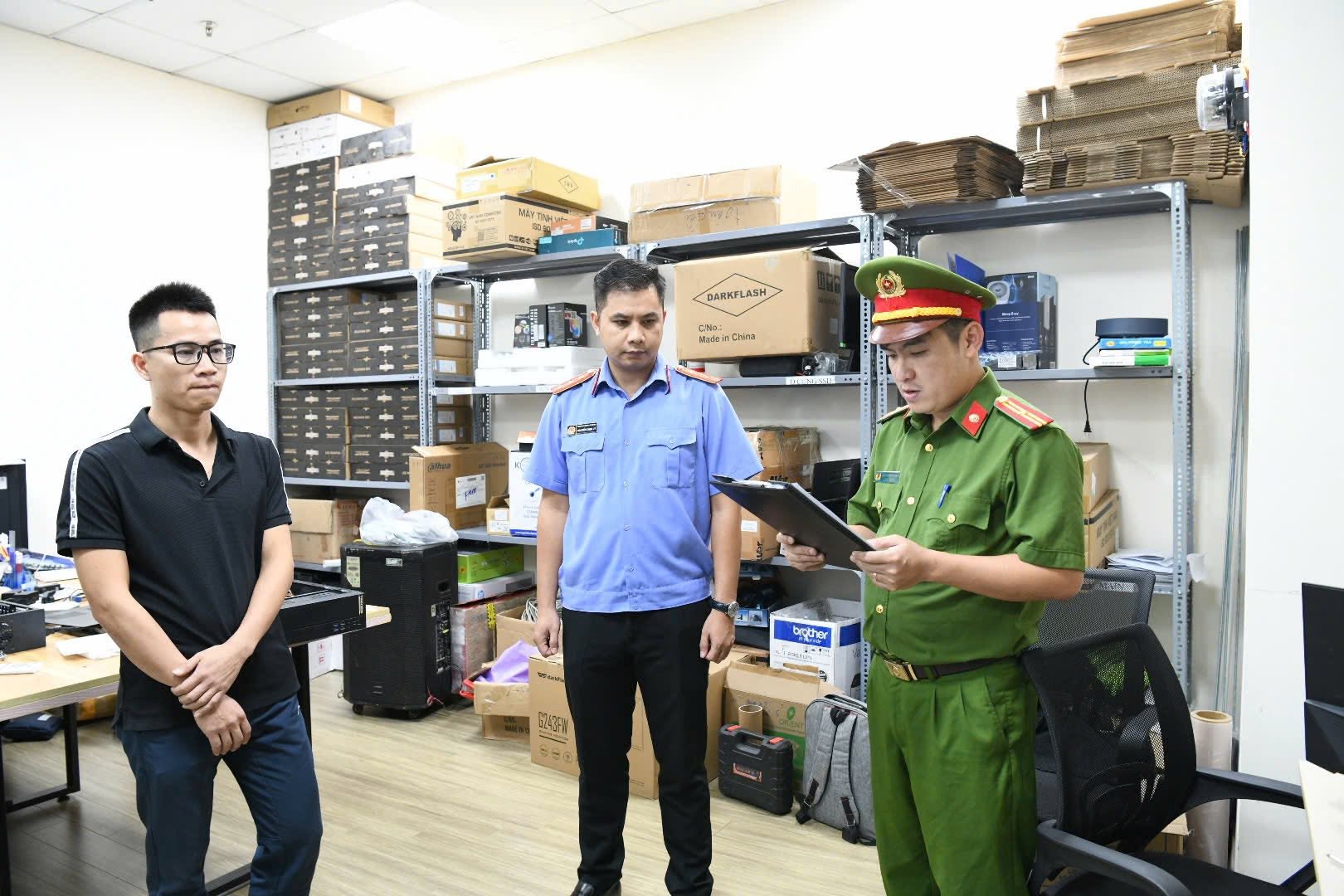 Cận cảnh kh&aacute;m x&eacute;t khẩn cấp 5 địa điểm trong vụ &aacute;n x&acirc;m phạm bản quyền m&aacute;y t&iacute;nh đầu ti&ecirc;n ở Việt Nam - Ảnh 10.