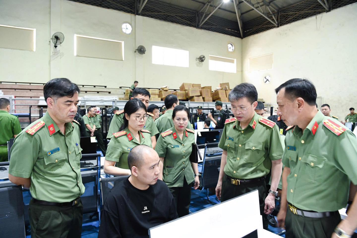 Đột k&iacute;ch Trung t&acirc;m lừa đảo quy m&ocirc; 'khủng' ngay tại Việt Nam, bắt khẩn cấp Trần Thị Thu Hường v&agrave; 4 người - Ảnh 5.