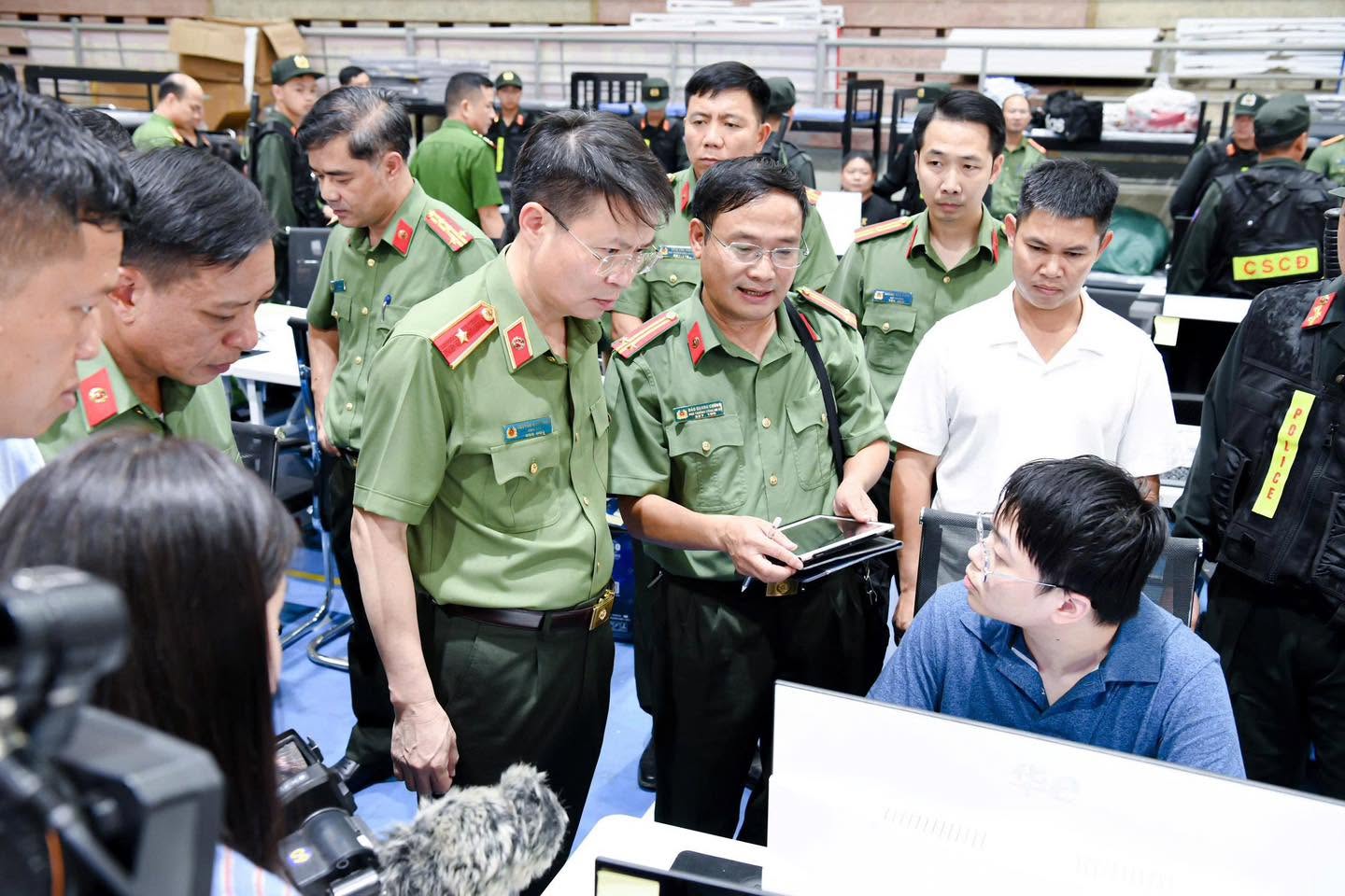Đột k&iacute;ch Trung t&acirc;m lừa đảo quy m&ocirc; 'khủng' ngay tại Việt Nam, bắt khẩn cấp Trần Thị Thu Hường v&agrave; 4 người - Ảnh 3.
