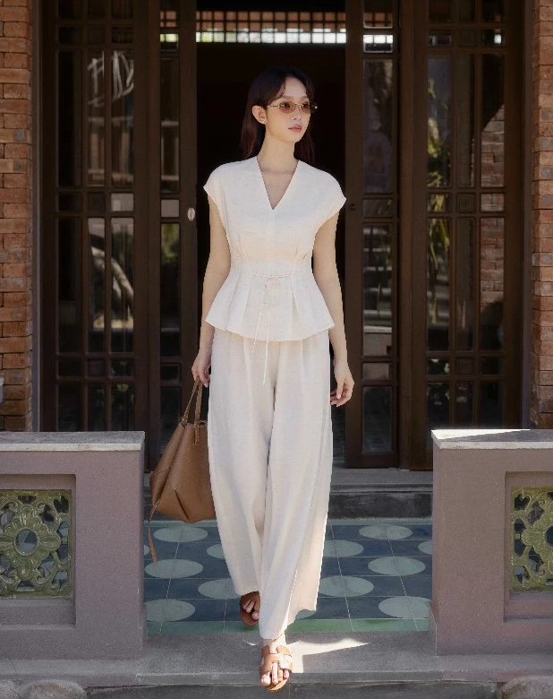Nữ thần du lịch gọi t&ecirc;n Song Hye Kyo: Outfit đơn giản m&agrave; ảnh n&agrave;o cũng triệu like - Ảnh 9.
