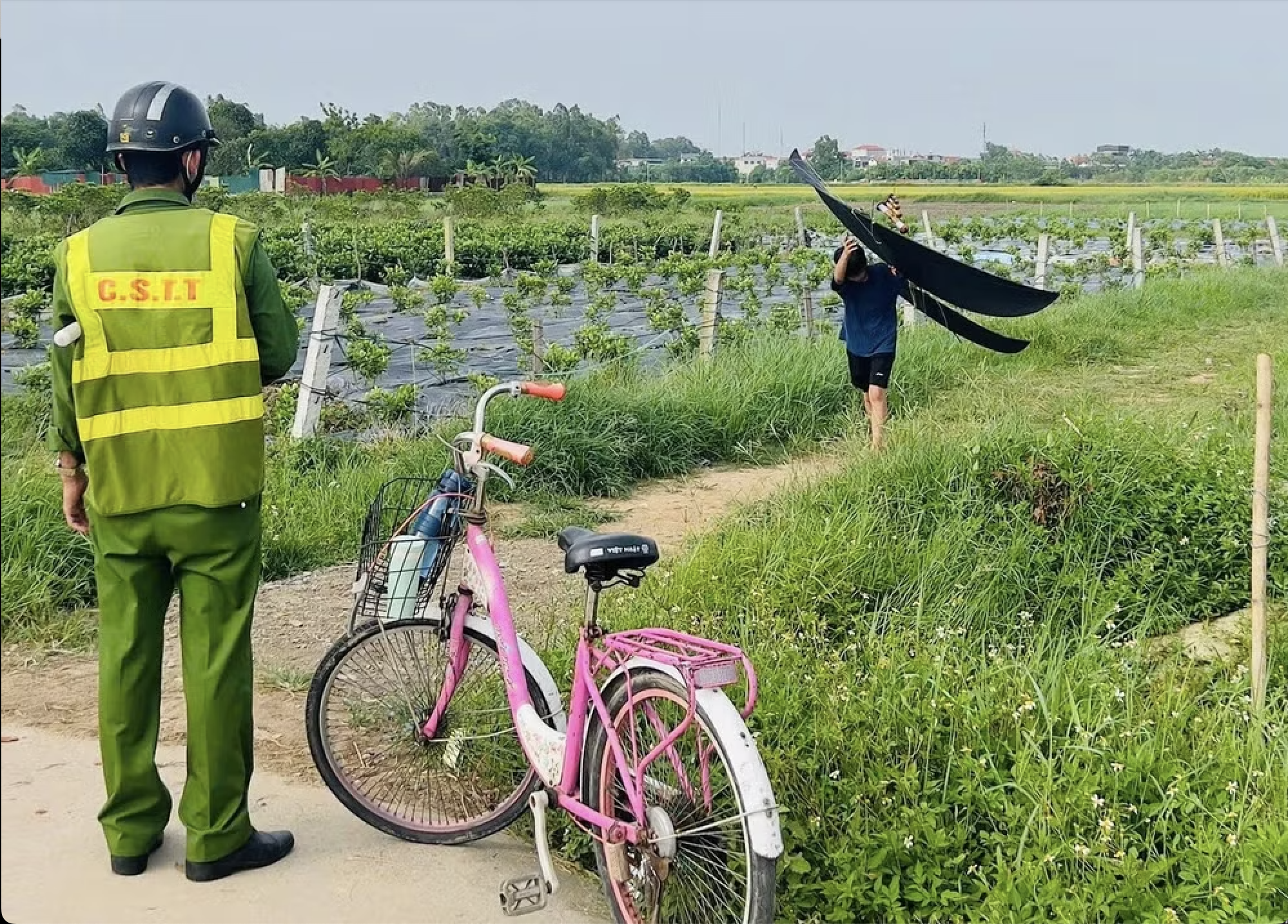 Cha mẹ sẽ bị xử lý nếu để con thả diều khu vực sân bay- Ảnh 1. Cha mẹ sẽ bị xử lý nếu để con thả diều khu vực sân bay- Ảnh 1.