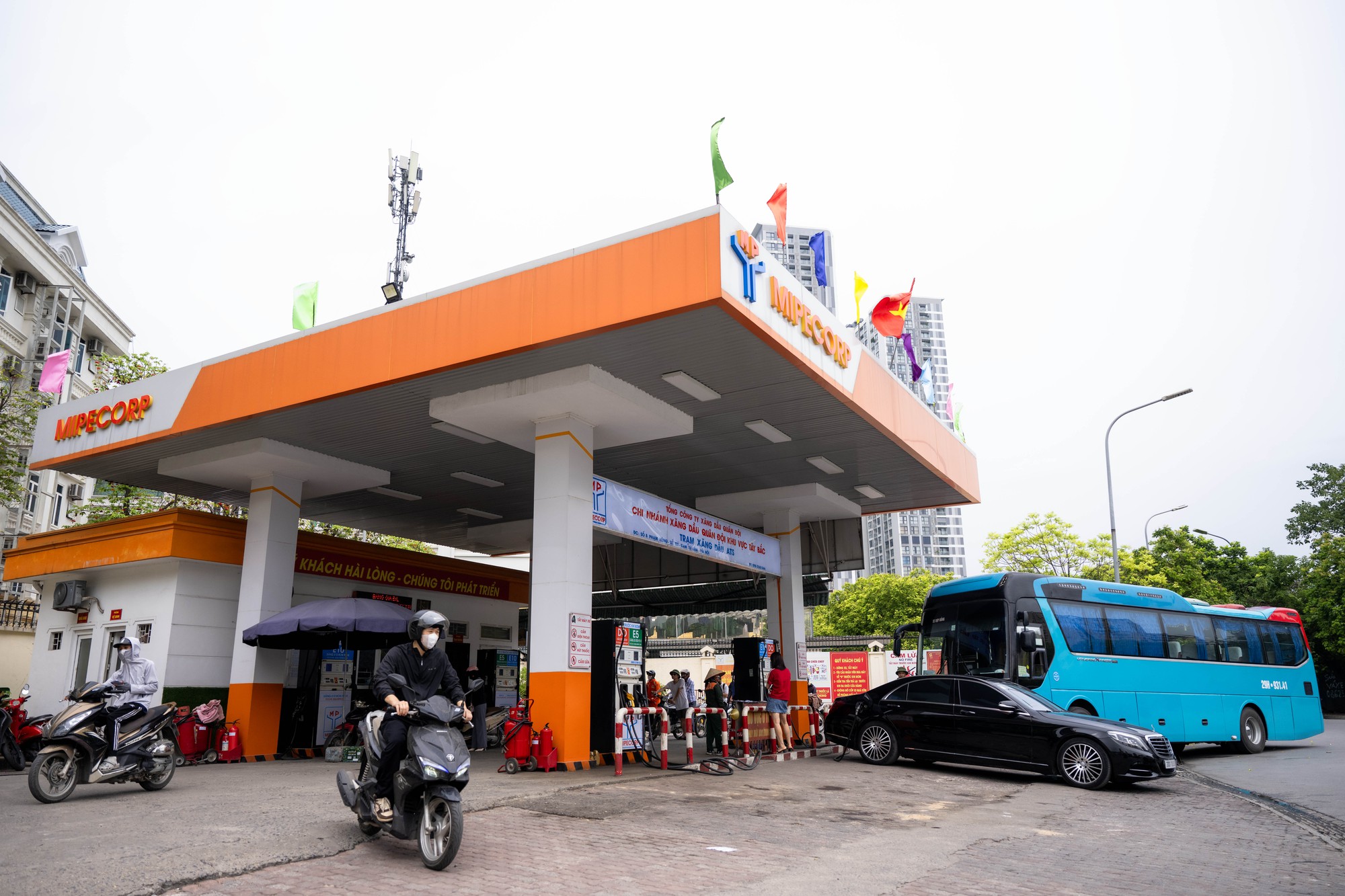 V&ograve;ng quanh H&agrave; Nội v&agrave; TP.HCM: Loạt c&acirc;y xăng vẫn b&aacute;n song song xăng E5 c&ugrave;ng E10- Ảnh 12.