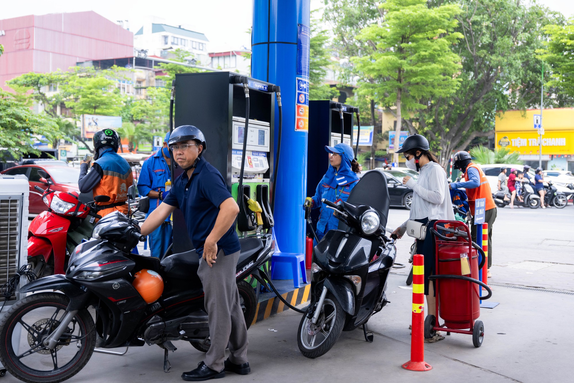 V&ograve;ng quanh H&agrave; Nội v&agrave; TP.HCM: Loạt c&acirc;y xăng vẫn b&aacute;n song song xăng E5 c&ugrave;ng E10- Ảnh 9.