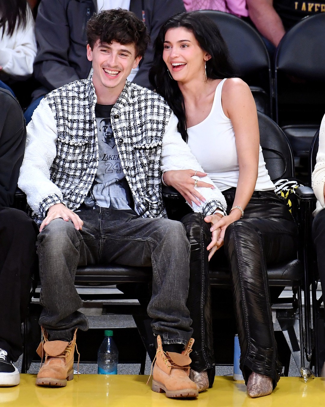 Kylie Jenner và "chàng thơ" Timothée Chalamet chăm đi xem bóng rổ không ai bằng!- Ảnh 10. Kylie Jenner và "chàng thơ" Timothée Chalamet chăm đi xem bóng rổ không ai bằng!- Ảnh 10.