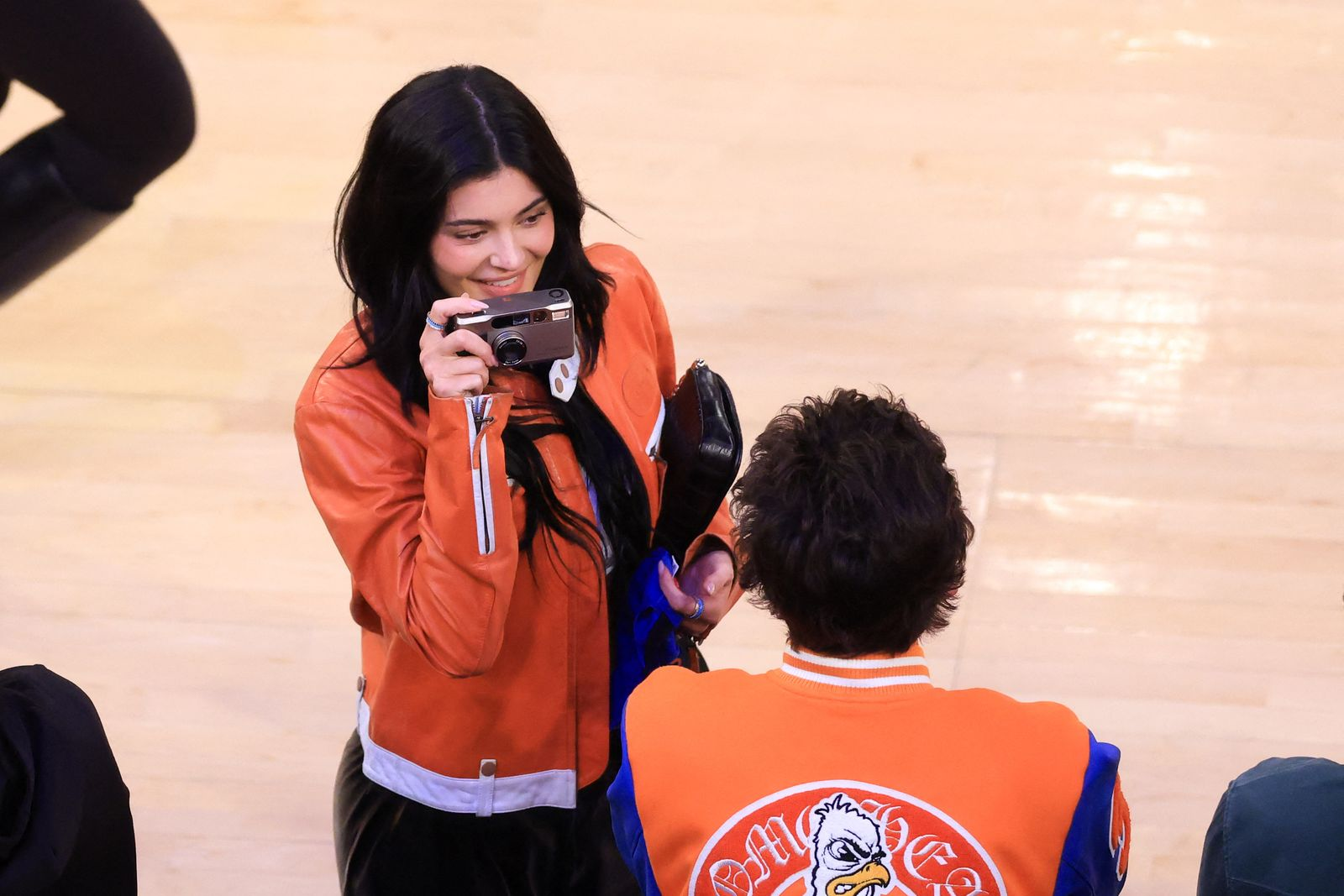 Kylie Jenner và "chàng thơ" Timothée Chalamet chăm đi xem bóng rổ không ai bằng!- Ảnh 11. Kylie Jenner và "chàng thơ" Timothée Chalamet chăm đi xem bóng rổ không ai bằng!- Ảnh 11.