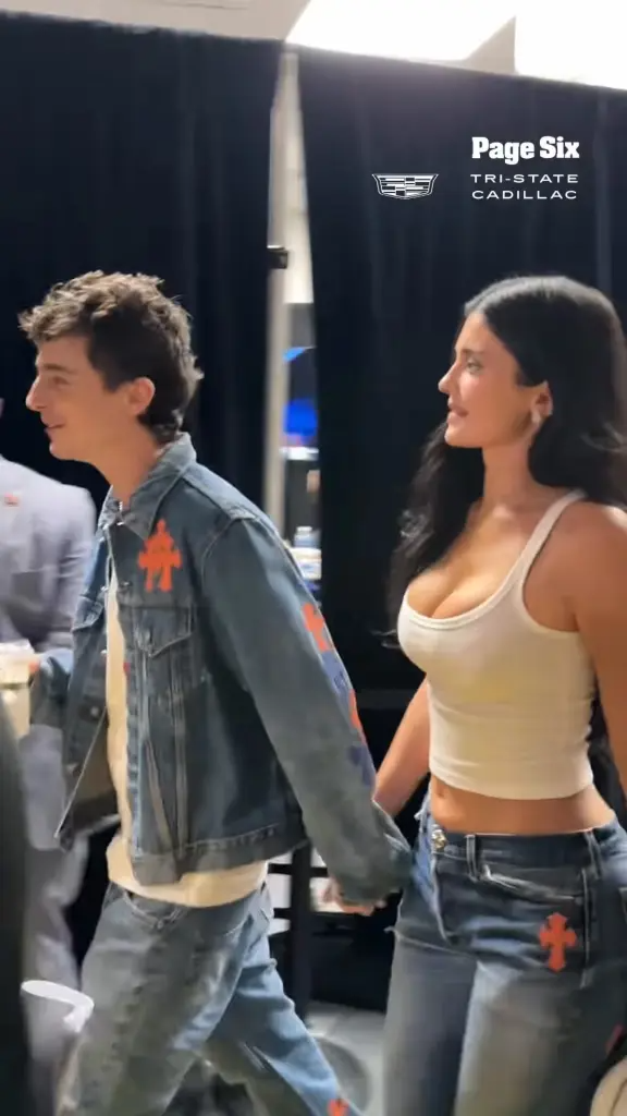 Kylie Jenner và "chàng thơ" Timothée Chalamet chăm đi xem bóng rổ không ai bằng!- Ảnh 2. Kylie Jenner và "chàng thơ" Timothée Chalamet chăm đi xem bóng rổ không ai bằng!- Ảnh 2.