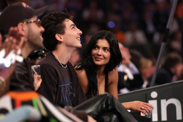 Kylie Jenner và "chàng thơ" Timothée Chalamet chăm đi xem bóng rổ không ai bằng!- Ảnh 9. Kylie Jenner và "chàng thơ" Timothée Chalamet chăm đi xem bóng rổ không ai bằng!- Ảnh 9.