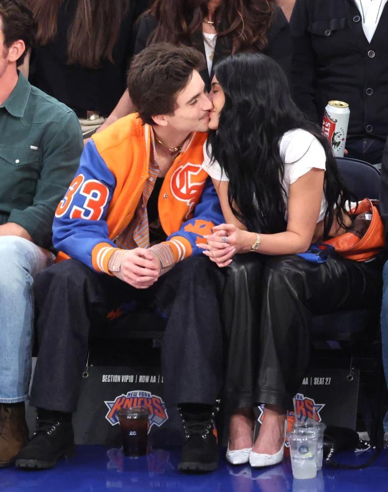Kylie Jenner và "chàng thơ" Timothée Chalamet chăm đi xem bóng rổ không ai bằng!- Ảnh 12. Kylie Jenner và "chàng thơ" Timothée Chalamet chăm đi xem bóng rổ không ai bằng!- Ảnh 12.