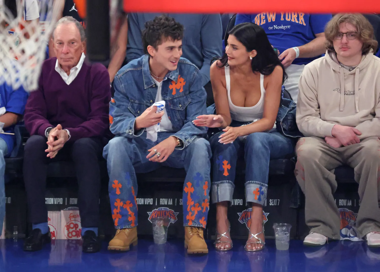 Kylie Jenner và "chàng thơ" Timothée Chalamet chăm đi xem bóng rổ không ai bằng!- Ảnh 4. Kylie Jenner và "chàng thơ" Timothée Chalamet chăm đi xem bóng rổ không ai bằng!- Ảnh 4.
