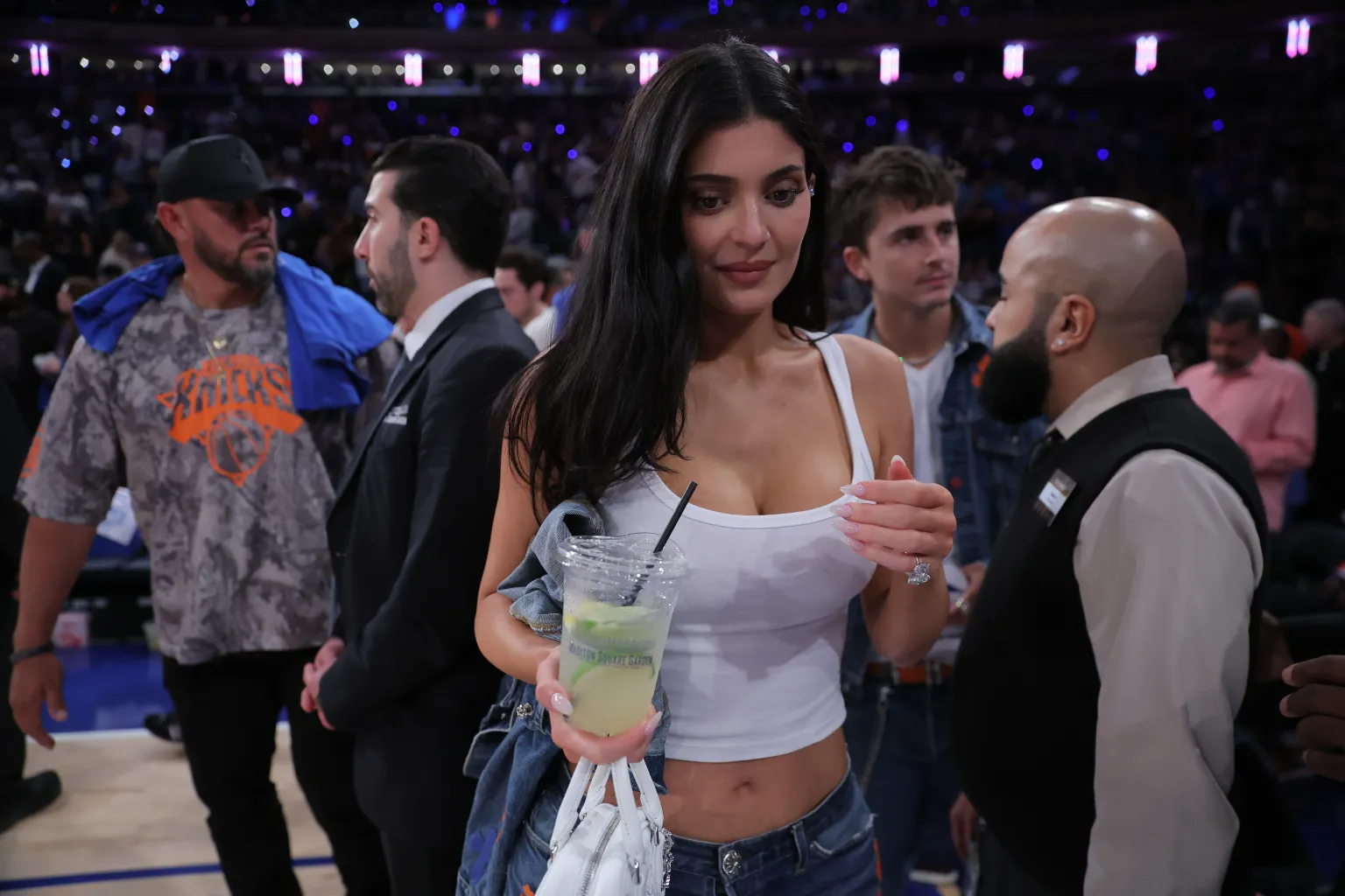 Kylie Jenner và "chàng thơ" Timothée Chalamet chăm đi xem bóng rổ không ai bằng!- Ảnh 6. Kylie Jenner và "chàng thơ" Timothée Chalamet chăm đi xem bóng rổ không ai bằng!- Ảnh 6.
