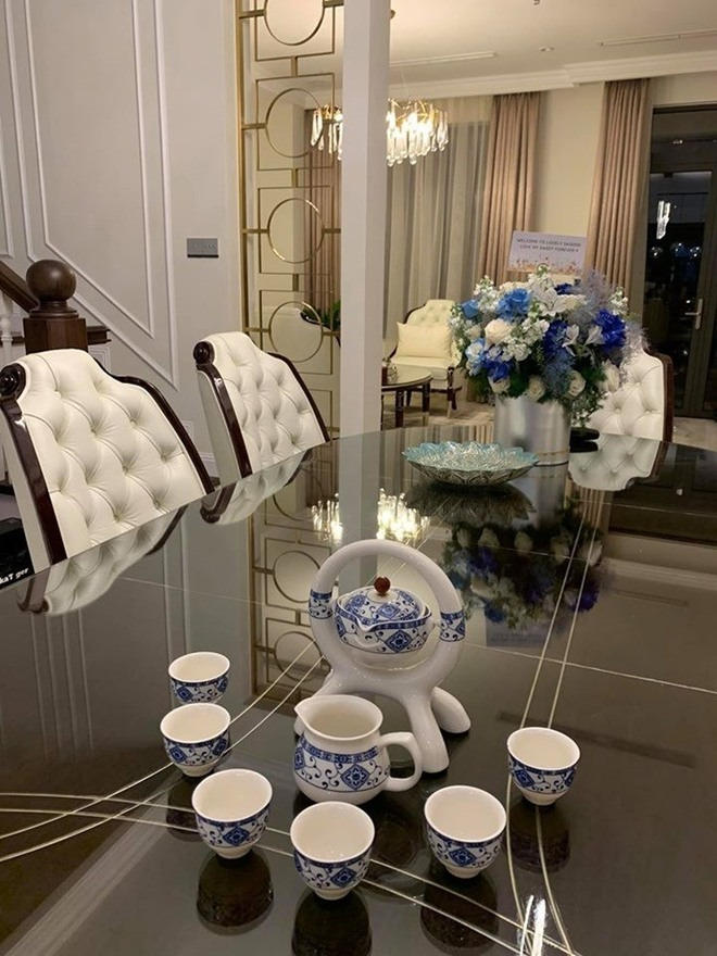 Nữ MC t&aacute;i h&ocirc;n với chồng đại gia: Được tặng biệt thự 200m&sup2; ở S&agrave;i th&agrave;nh, đẹp từng centimet, c&oacute; cả hồ c&aacute; koi- Ảnh 12.