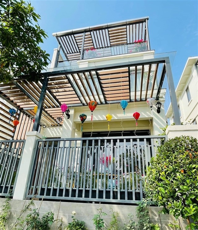 Nữ MC t&aacute;i h&ocirc;n với chồng đại gia: Được tặng biệt thự 200m&sup2; ở S&agrave;i th&agrave;nh, đẹp từng centimet, c&oacute; cả hồ c&aacute; koi- Ảnh 2.