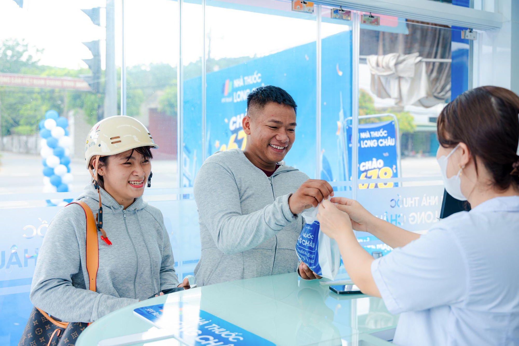 Long Châu mở rộng 2.678 nhà thuốc khắp cả nước, nâng cao tiếp cận chăm sóc sức khỏe cho hàng triệu gia đình - Ảnh 3. Long Châu mở rộng 2.678 nhà thuốc khắp cả nước, nâng cao tiếp cận chăm sóc sức khỏe cho hàng triệu gia đình - Ảnh 3.