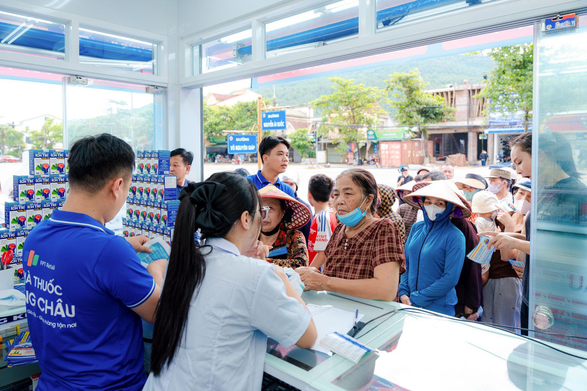 Long Châu mở rộng 2.678 nhà thuốc khắp cả nước, nâng cao tiếp cận chăm sóc sức khỏe cho hàng triệu gia đình - Ảnh 4. Long Châu mở rộng 2.678 nhà thuốc khắp cả nước, nâng cao tiếp cận chăm sóc sức khỏe cho hàng triệu gia đình - Ảnh 4.