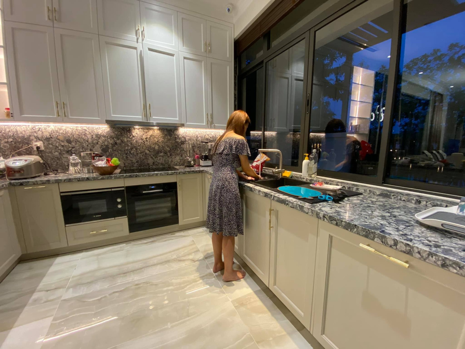 Nữ MC t&aacute;i h&ocirc;n với chồng đại gia: Được tặng biệt thự 200m&sup2; ở S&agrave;i th&agrave;nh, đẹp từng centimet, c&oacute; cả hồ c&aacute; koi- Ảnh 11.