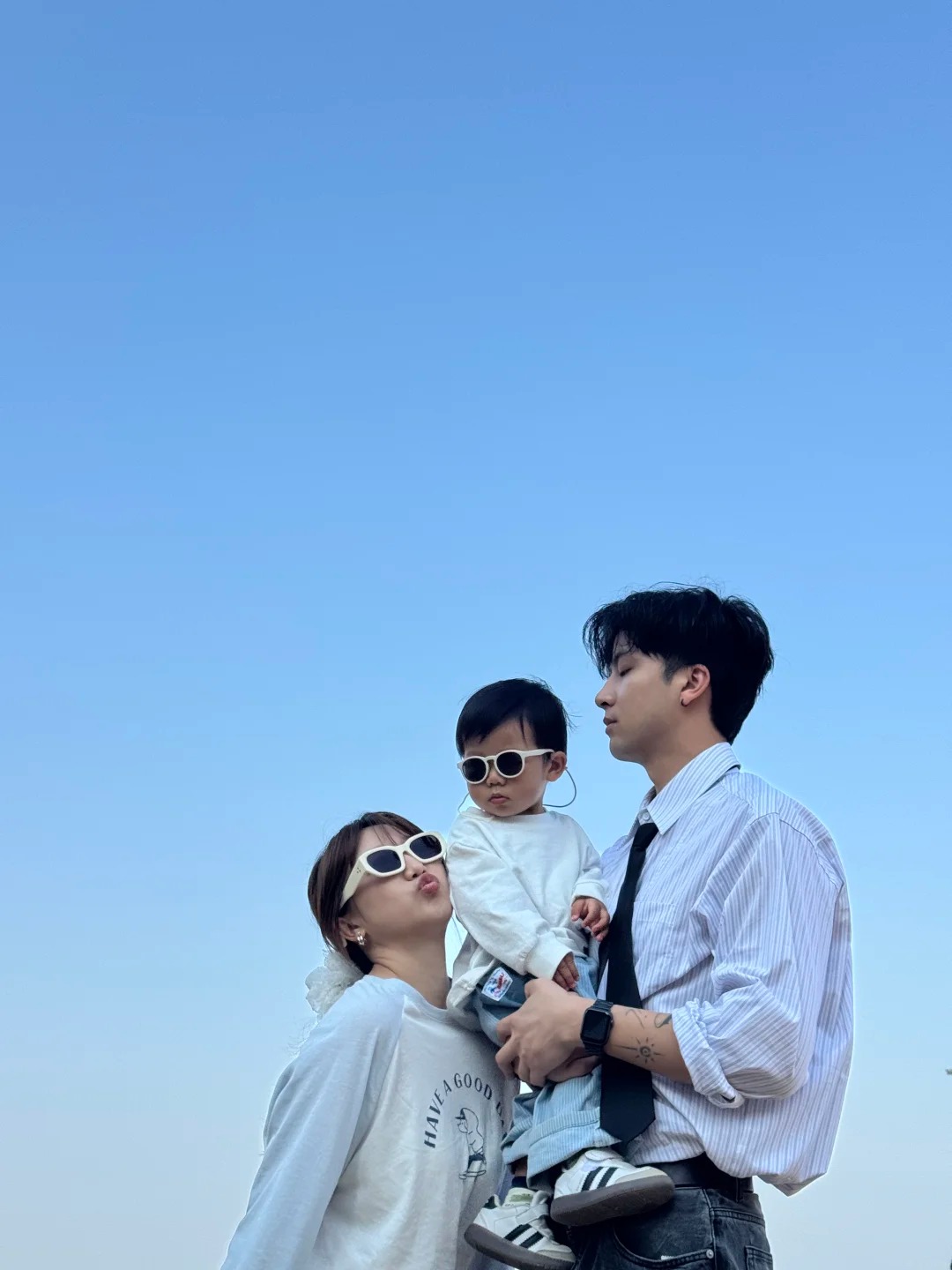 Chị đẹp y&ecirc;u &ldquo;hồng h&agrave;i nhi&rdquo; k&eacute;m 10 tuổi sau lần gặp ở qu&aacute;n bar: Giờ vợ b&aacute;n h&agrave;ng online, chồng l&agrave;m gi&aacute;m đốc, ra đường vẫn bị b&agrave;n t&aacute;n- Ảnh 9.