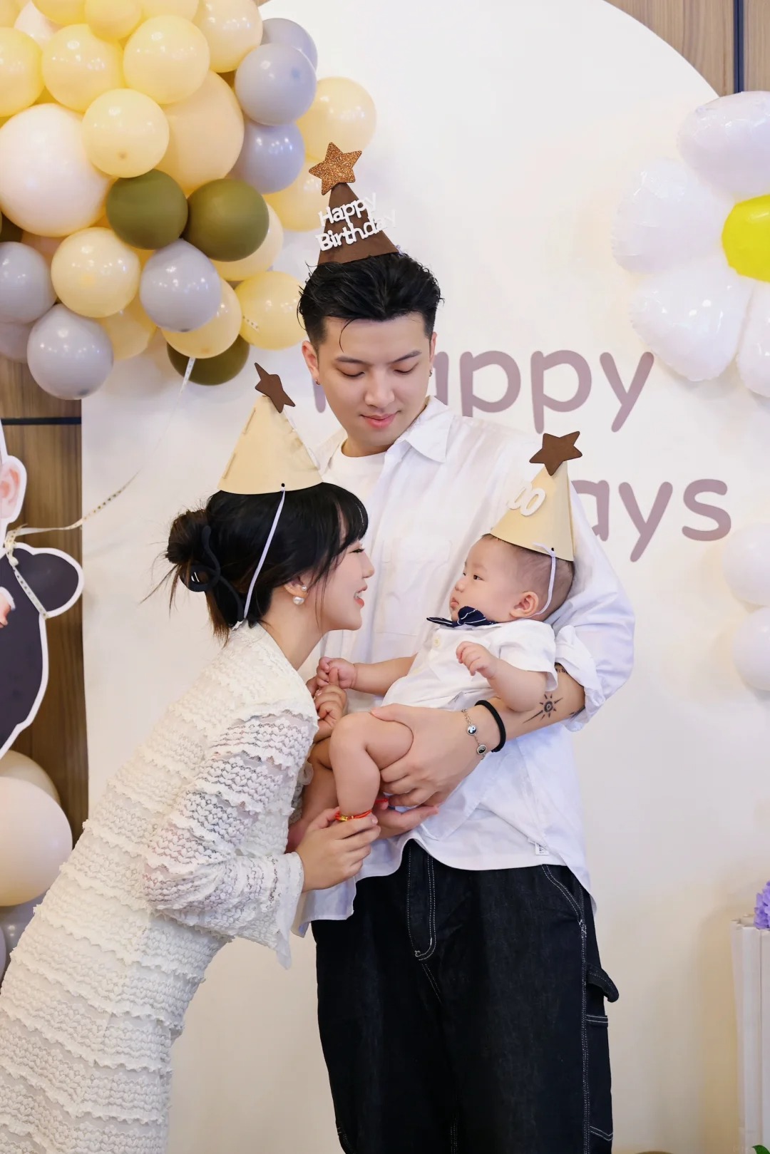 Chị đẹp y&ecirc;u &ldquo;hồng h&agrave;i nhi&rdquo; k&eacute;m 10 tuổi sau lần gặp ở qu&aacute;n bar: Giờ vợ b&aacute;n h&agrave;ng online, chồng l&agrave;m gi&aacute;m đốc, ra đường vẫn bị b&agrave;n t&aacute;n- Ảnh 10.