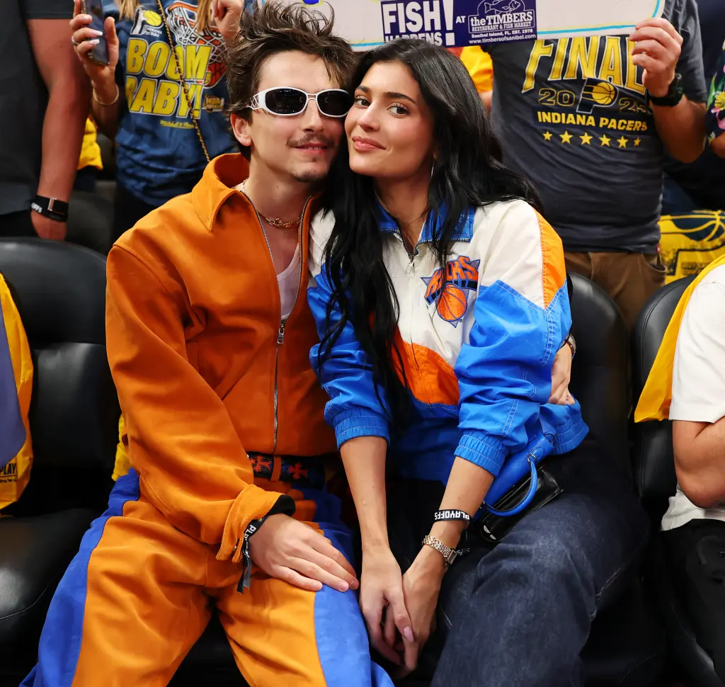 Kylie Jenner và "chàng thơ" Timothée Chalamet chăm đi xem bóng rổ không ai bằng!- Ảnh 7. Kylie Jenner và "chàng thơ" Timothée Chalamet chăm đi xem bóng rổ không ai bằng!- Ảnh 7.