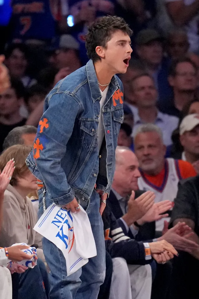 Kylie Jenner và "chàng thơ" Timothée Chalamet chăm đi xem bóng rổ không ai bằng!- Ảnh 5. Kylie Jenner và "chàng thơ" Timothée Chalamet chăm đi xem bóng rổ không ai bằng!- Ảnh 5.