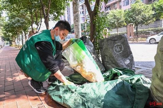 Ph&aacute;t hiện 1 chuy&ecirc;n vi&ecirc;n ph&acirc;n t&iacute;ch t&agrave;i ch&iacute;nh bỏ việc kiếm hơn 77 triệu đồng/th&aacute;ng nhờ thu mua phế liệu- Ảnh 1.