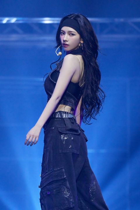 Mỹ nhân Kpop bị nhận xét "giống hệt AI", netizen lú lẫn không biết ai mới là người thật- Ảnh 8. Mỹ nhân Kpop bị nhận xét "giống hệt AI", netizen lú lẫn không biết ai mới là người thật- Ảnh 8.