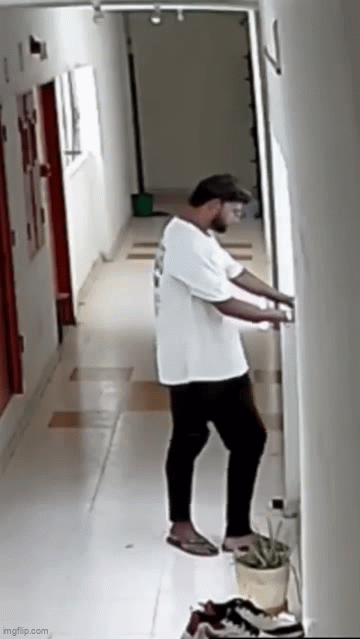 Sau khi giao h&agrave;ng cho kh&aacute;ch, nam nh&acirc;n vi&ecirc;n đi tới chỗ lan can v&agrave; nhảy xuống từ tầng 13 - Ảnh 2.
