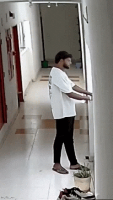 Sau khi giao h&agrave;ng cho kh&aacute;ch, nam nh&acirc;n vi&ecirc;n đi tới chỗ lan can v&agrave; nhảy xuống từ tầng 13 - Ảnh 1.