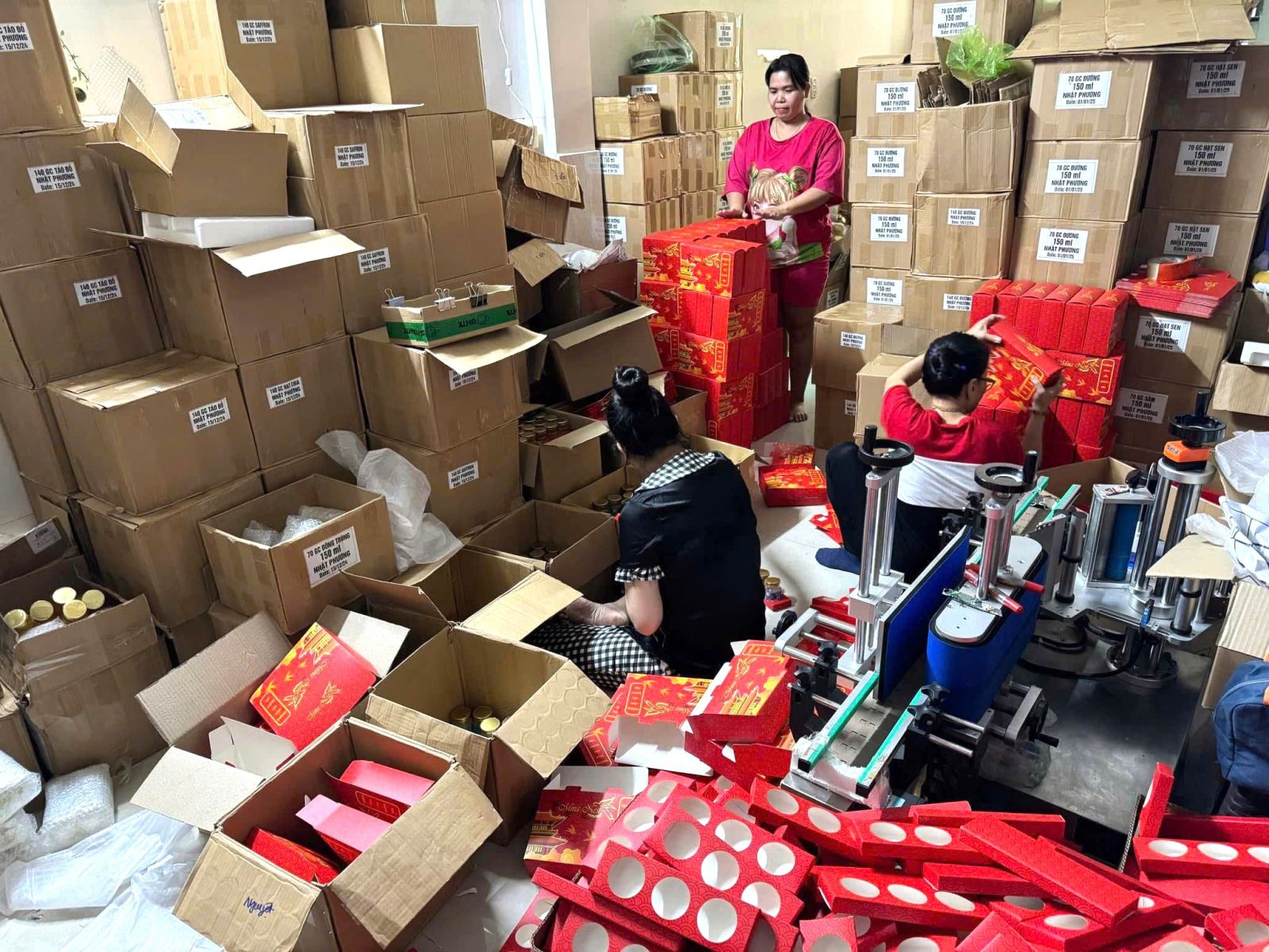 Khởi tố Vũ Thuỳ Trang SN 1991: Thu giữ 70.000 hũ yến, gi&aacute; gia c&ocirc;ng chỉ 6.000 đồng/hũ- Ảnh 4.