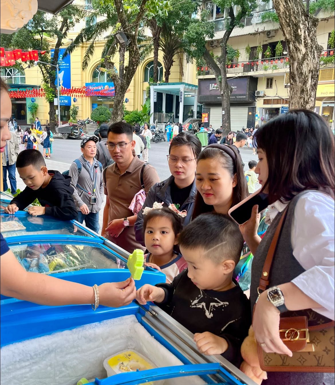 Việt Nam c&oacute; 1 h&agrave;ng kem b&igrave;nh d&acirc;n đ&oacute;n Tổng thống H&agrave;n Quốc, sản xuất tới 1 triệu l&iacute;t/năm, nằm ngay b&aacute;u vật của H&agrave; Nội - Ảnh 3.