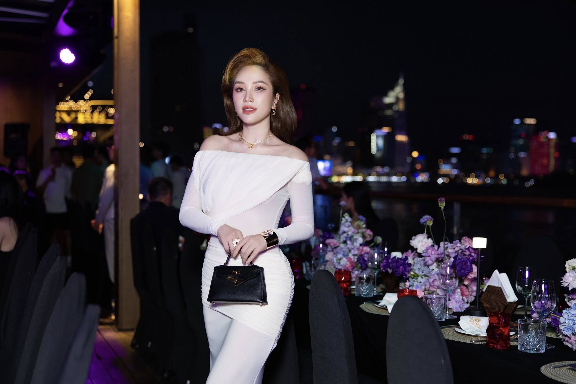 Việt Nam c&oacute; c&ocirc;ng ch&uacute;a showbiz nổi tiếng cả nước: Hit quốc d&acirc;n ai cũng thuộc,  hủy cả album v&igrave; sợ bị ch&ecirc;- Ảnh 4.