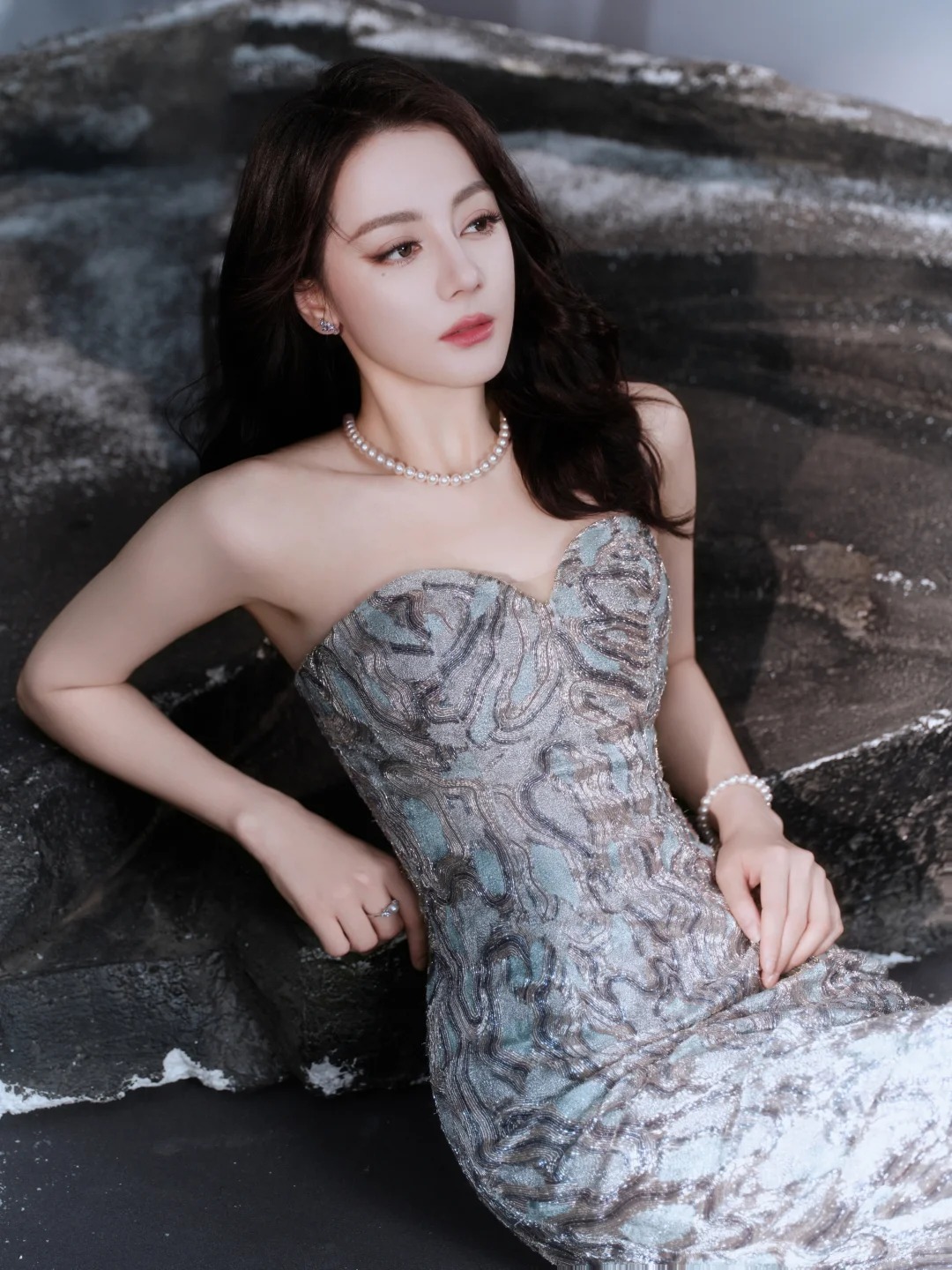 Drama "V&igrave; Mẹ Anh Bắt Chia Tay" bản Trung: Thiếu gia k&eacute;m 8 tuổi bỏ nh&agrave; theo Địch Lệ Nhiệt Ba bất chấp sự cấm đo&aacute;n của gia đ&igrave;nh- Ảnh 6.
